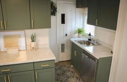 New 1-bedroom Bungalow! 4 miles to CLE - Foto 14