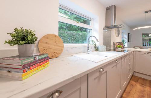 Large 2-Bedroom Bungalow near Airedale Hospital, Keighley, Convenient Location with Parking - Photo 13