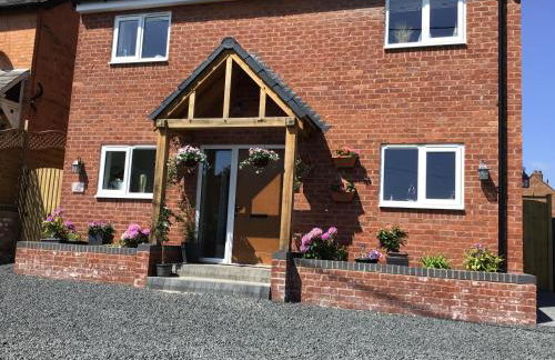 Luxuriously appointed 3 bedroom cottage off road parking for 3 vehicles dogs welcome by prior arrangement only 3 church cottages Alfrick close to Malvern and Worcester and Shelsley Walsh in a lovely village close to M5 Dogs welcome - Photo 40