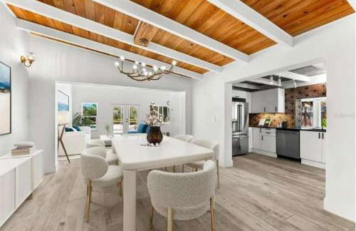 Blue Lagoon Hideaway 3BR Coastal Chic Retreat - Photo 2