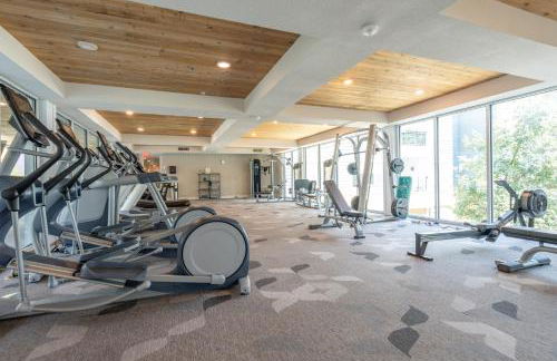 Riverwalk and Pool view Apt with King bed Infinity Pool Gym Free Parking - Foto 38