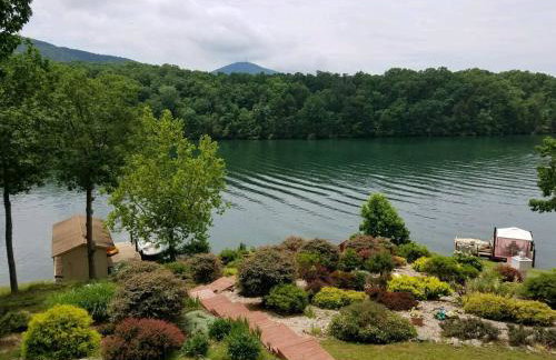 Lake Escape to an Elegant 4 Br Home - Foto 13