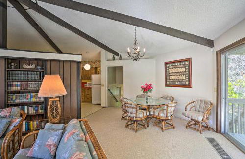 Woodsy Willow Creek Getaway with Pool and Deck! - Foto 7