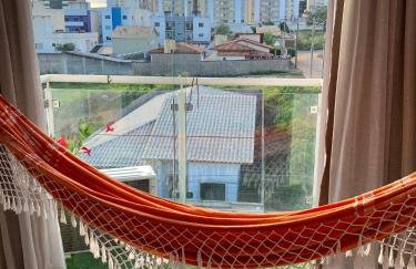 Pôr do sol na sacada, lareira e cinema no Candeias - Foto 2
