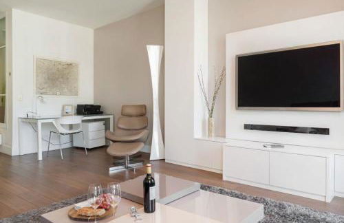 Two Bedroom Luxury Apartment - Balcony with View of Notre Dame - Foto 4