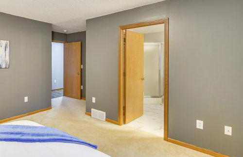 Private Lakefront Home with Game Room in Aurora! - Foto 15