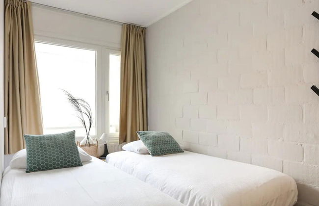 Modern Stay Near the Beach - Photo 4