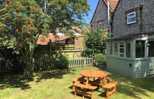 Corner Cottage - base for exploring North Norfolk - Photo 2