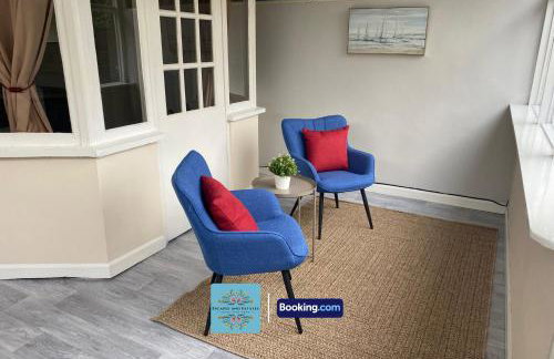 3-Bedroom Family Home with Free Parking and WiFi - Photo 3