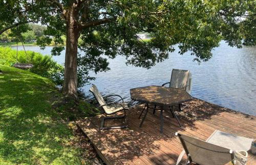 Private Tropical Waterfront Sanctuary w pool, hot tub & an island! Pet Friendly - Foto 43
