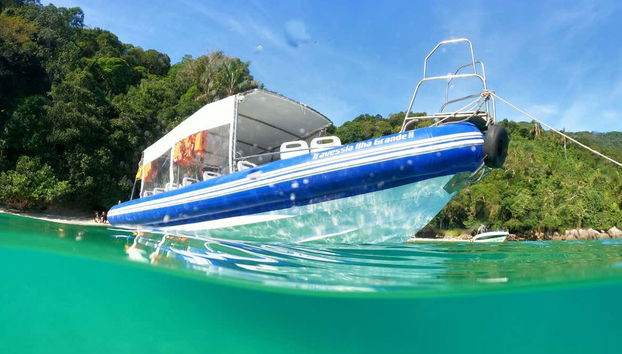 Lancha que nos levará até Ilha Grande