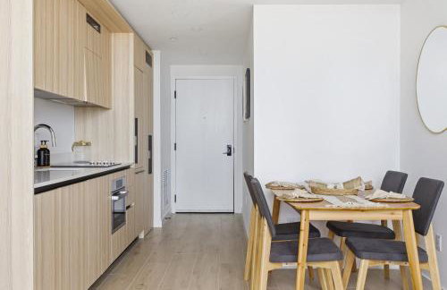 Upscale Downtown Condo Pool Gym & Skyline Views - Foto 42