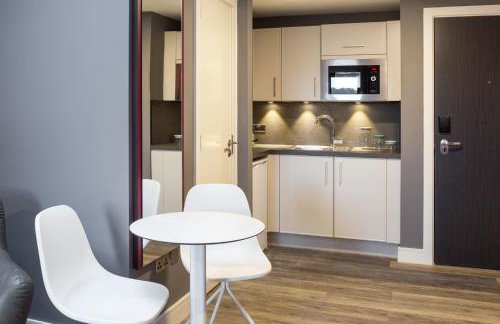 Practical Studio For 2 In Leeds, Free Breakfast - Photo 12