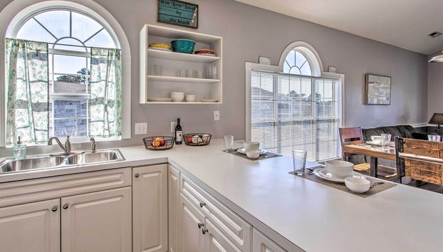 Condo w/ Pool & Golf Course View, < 2 Mi to Beach - Foto 4, Interior