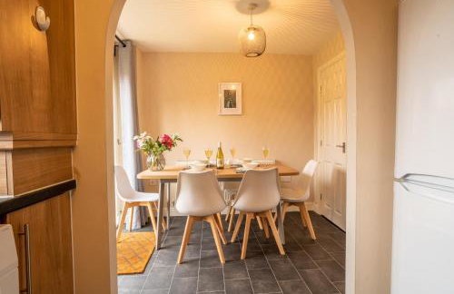 Central location -3 Beds, 2 baths , off-street parking, fast Wifi, sleeps 7 - Foto 16