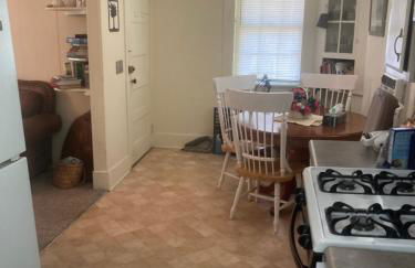 Charleston, SC themed - PRIVATE 1 QUEEN BED 1 BATH APARTMENT 2 FUTONS THAT FOLD OUT FLAT TO SLEEP ON & LEATHER LOVE SEAT GAS LOGS IN LIVING ROOM FULL KITCHEN POKER BUMPER POOL TABLE CONVENIENTLY LOCATED IN COLUMBIA SOUTH CAROLINA 1 QUEEN BED & 2 SOFA BEDS - Foto 15