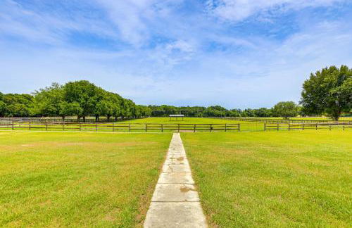 Idyllic Anthony Home Riding Arena with Mirror Wall! - Photo 24