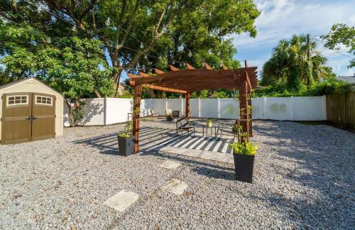 Cozy bungalow with Luxe Yard, Firepit, Pergola Area - Foto 12