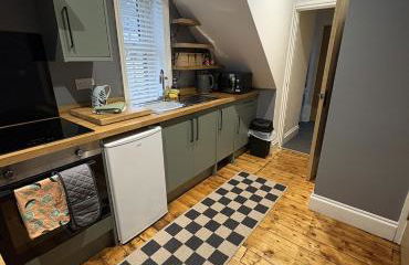 FRESH Flat in Leek, Staffordshire - Photo 8
