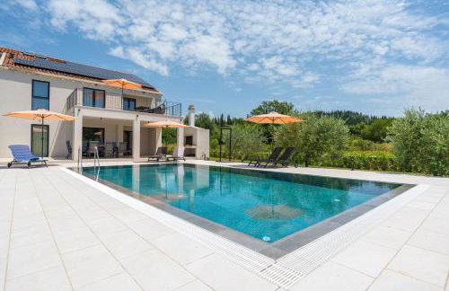 Green & Blue Five Bedroom Villa with Private Pool and Complete Privacy - Photo 60