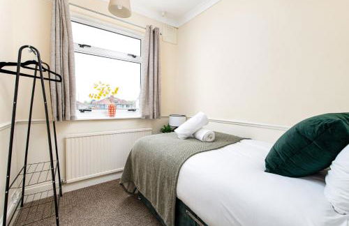 NEW Business & Long Stays- Sleeps7-by FabAccommodation - Foto 4