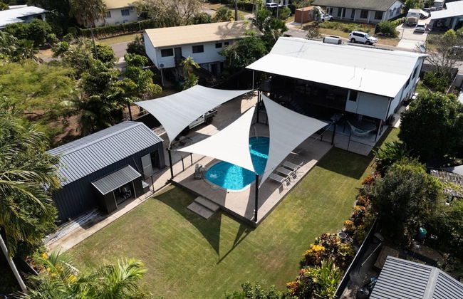 Rosewood Rustic Refuge Pool Outdoor Dining Backyard - Foto 1