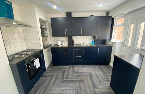 Modern 3 Bedroom Holiday Home -Jaquzzi Bath -Private Parking-suitable for contractors - Free WiFi - Foto 10