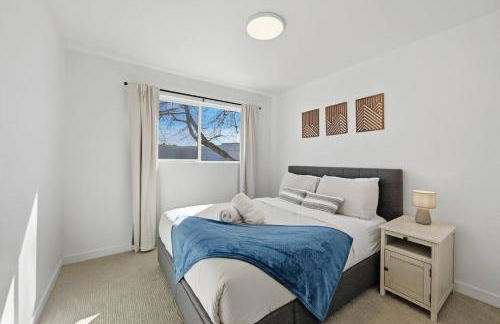 Cozy 2BR Retreat with Backyard Lounge - Foto 14