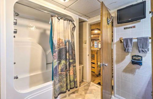 Secluded and Quiet Pocono Mountain Cabin with Hot Tub! - Foto 20