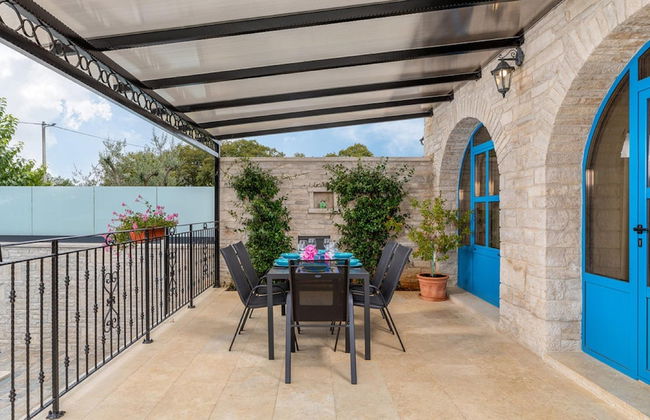 Stylish Villa With Swimming Pool and Garden - Photo 17