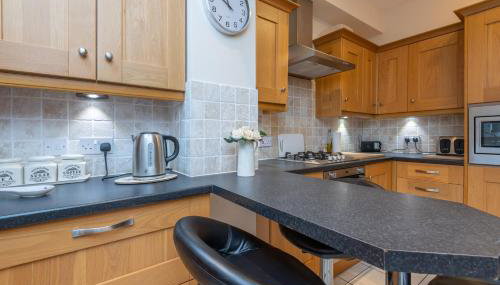 Sleeps 5 - 3 Bedrooms - walk to the square hosted Happy Valley cast - Foto 2