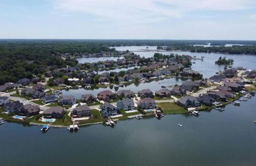 Lakefront view 5 bedroom home with basement - Foto 42