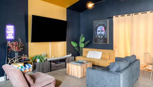 Stylish Home with Pool & Hot Tub near Downtown - Foto 3