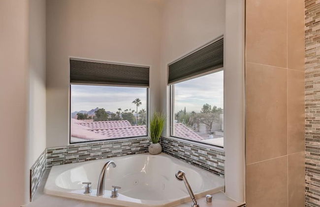 Luxury Contemporary Sanctuary w/ Pool and Views! - Foto 30