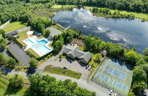 Cozy Poconos Retreat Hot tub, Game room and igloo - Foto 5