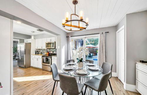 Heated Pool Spa BBQ Pool Table WiFi Near Beach-Downtown Fun - Foto 11