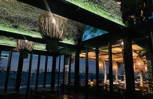 Stunning Views 2BD Condo at Hotel w Pool, Bar - Foto 10