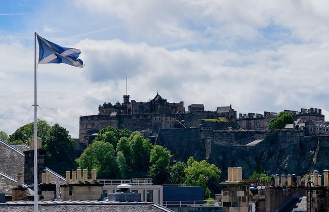 JOIVY Luxury George Street Apartments: Castle Suite - Photo 21