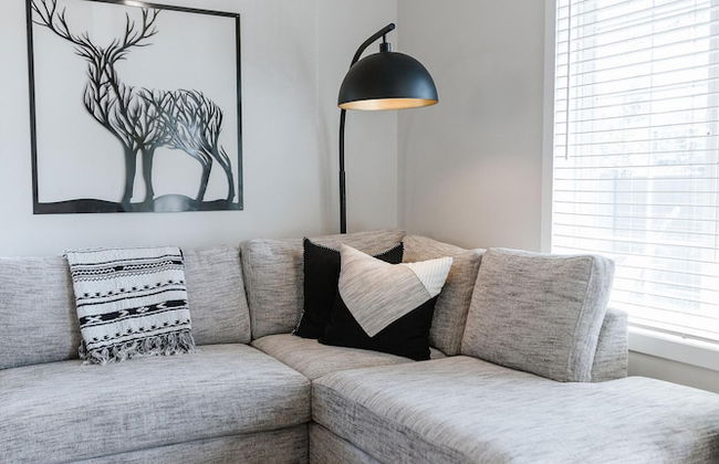 The Oxen - Dt Home w Putting Green and Tons of Parking - Photo 2