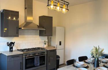 Lux 4 Bedroom House - Jacuzzi Bath Sleeps 9 Free Parking Near Leeds Centre - Foto 31