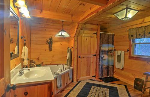 Rustic Dundee Log Cabin with Hot Tub and Forest Views! - Foto 28