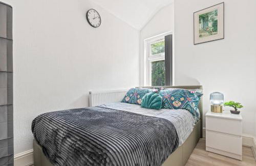 Free Parking ,Modern 4 bedrooms 10min from Birmingham city centre ideal for contractors ,Groups and Families - Photo 53