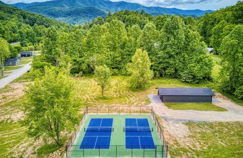 The Chalet At Greenbriar Creek - Pickleball Court, Creek, WIFI, Mountain Views, Starting at 79" - Photo 44