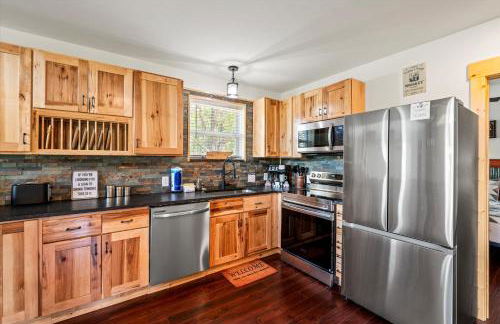 TN Whiskey Cabin- Lake and Mtn Views- Covered Deck- Game Room- Pool Table- Pets - Foto 41