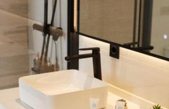 MARBELLA BANUS SUITES - Banús - Medina Garden - Brand New 1BR - 1BA - Outdoor Terrace - Bright & Modern - Pool - Steps from Puerto Banús Marina - Walk to El Corte Ing Luxury Shopping Mall - Photo 11