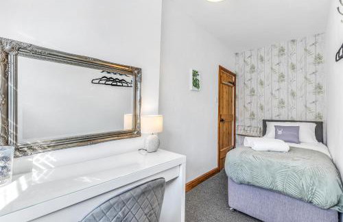 Comfortable 3 Bedroom Gem with 2 Bathrooms Perfect for Groups - Photo 8