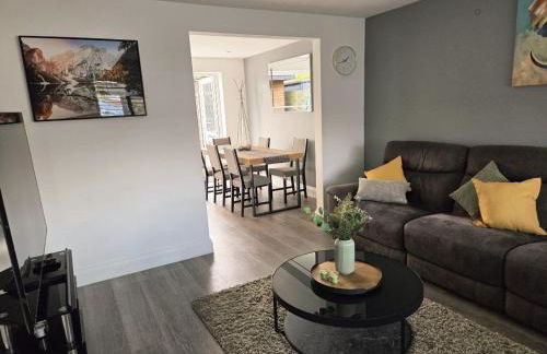 Weekend availability - 3 Bedroom House - Free Parking - Ideal for Families and Groups - Foto 1