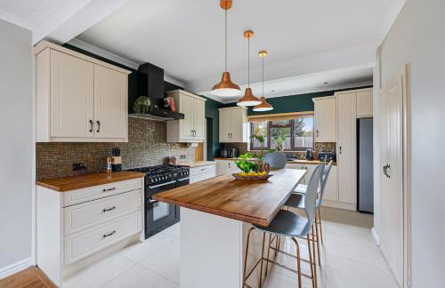 Meadow House with Driveway Parking, Spacious Garden, Fast Wifi and Smart TVs by Yoko Property - Foto 22