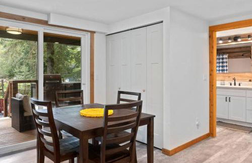 Luxe Chalet at Rainier Entrance with Hot Tub-AC-WiFi - Photo 12