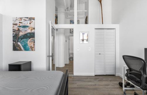 Modern Historic Loft 19ft Ceilings, Gym, Heated Parking, Skyline Views, Balcony - Foto 20